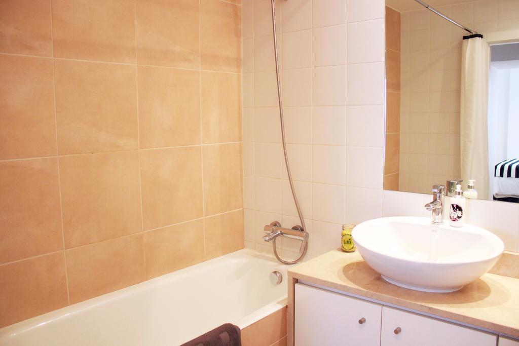 Joivy Modern 1-Bed Apt With Terrace, Moments From Sao Bento Palace Lisboa Eksteriør bilde